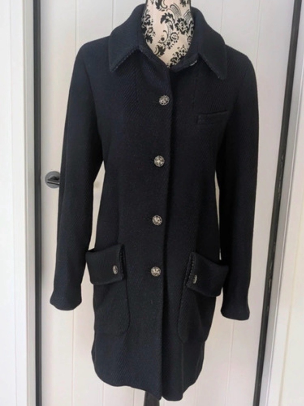 Womens Chanel fit and flare swing coat.
EU 40.